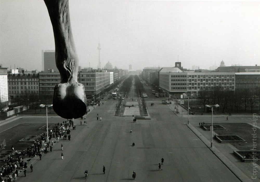 BERLIN, BLICK VOM BRANDENBURGER TOR 1991